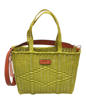 Carica l'immagine nel visualizzatore di Gallery, Borsa intrecciata in platica riciclata verde con manico e tracolla removibile in contrasto. Design compatto e moderno, dettaglio con logo frontale. Perfetta per un look elegante e versatile.