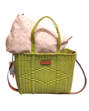 Carica l'immagine nel visualizzatore di Gallery, Borsa intrecciata in platica riciclata verde con manico e tracolla removibile in contrasto. Design compatto e moderno, dettaglio con logo frontale. Interno spazioso con sacca in tessuto removibile. Perfetta per un look elegante e versatile.