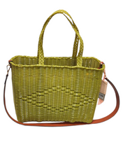 Carica l'immagine nel visualizzatore di Gallery, Borsa intrecciata in platica riciclata verde con manico e tracolla removibile in contrasto. Design compatto e moderno, dettaglio con logo frontale. Perfetta per un look elegante e versatile. Parte posteriore.