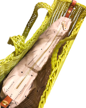 Carica l'immagine nel visualizzatore di Gallery, Borsa intrecciata in platica riciclata verde. Design compatto e moderno. Interno spazioso con sacca in tessuto removibile. Perfetta per un look elegante e versatile. Foto dell'interno.