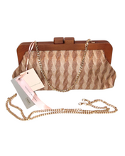 Carica l'immagine nel visualizzatore di Gallery, Borsa a mano Alessia Massimo in rafia color biscotto con motivo intrecciato, tracolla oro e dettaglio logo. Elegante borsa da donna, perfetta per ogni occasione. Tracolla lunga e corta, entrambe removibili.