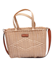 Carica l'immagine nel visualizzatore di Gallery, Borsa intrecciata in platica riciclata beige con manico e tracolla removibile in contrasto. Design compatto e moderno, dettaglio con logo frontale. Perfetta per un look elegante e versatile.
