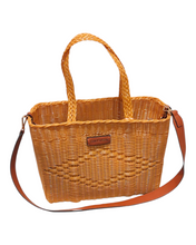 Carica l'immagine nel visualizzatore di Gallery, Borsa intrecciata in platica riciclata color biscotto con manico e tracolla removibile in contrasto. Design compatto e moderno, dettaglio con logo frontale. Perfetta per un look elegante e versatile.