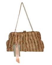 Carica l'immagine nel visualizzatore di Gallery, Elegante borsa a tracolla da donna in rafia beige e biscotto con motivo ondulato e dettagli dorati. Chiusura a scatto, catena corta in metallo dorato e tag del brand Alessia Massimo. Perfetta per occasioni speciali e outfit chic