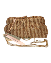 Carica l'immagine nel visualizzatore di Gallery, Elegante borsa a tracolla da donna in rafia beige e biscotto con motivo ondulato e dettagli dorati. Chiusura a scatto, catene in metallo dorato e tag del brand Alessia Massimo. Perfetta per occasioni speciali e outfit chic