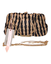 Carica l'immagine nel visualizzatore di Gallery, Elegante borsa a tracolla da donna in rafia beige e nero con motivo ondulato e dettagli dorati. Chiusura a scatto, catene in metallo dorato e tag del brand Alessia Massimo. Perfetta per occasioni speciali e outfit chic