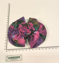 Carica l'immagine nel visualizzatore di Gallery, Fermaglio a forma di fiocco con fiori multicolore fucsia, viola, verde smeraldo a pois, foto con centimetro dimensioni 12x12cm