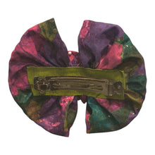 Carica l'immagine nel visualizzatore di Gallery, Fermaglio a forma di fiocco con fiori multicolore fucsia, viola, verde smeraldo a pois, foto della parte posteriore