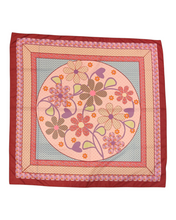 Carica l'immagine nel visualizzatore di Gallery, Foulard PRIMAVESI 90x90 cm in 100% poliestere - Elegante accessorio floreale per outfit chic" bordo rosa celeste