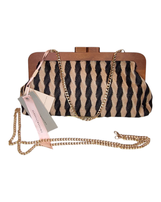 Borsa a mano Alessia Massimo in rafia nera con motivo intrecciato, tracolla oro e dettaglio logo. Elegante borsa da donna, perfetta per ogni occasione.  Tracolla lunga e corta, entrambe removibili.