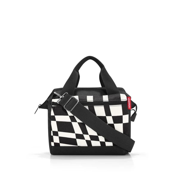 borsa tracolla reisenthel,   disegno bianco/nero , con apertura completa centrale che facilita la visione del contenuto, tracolla nera regolabile,  tasca esterna con cerniera 