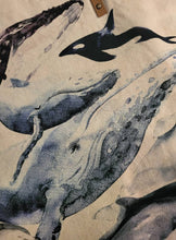 Carica l&#39;immagine nel visualizzatore di Gallery, Borsa BELLARTE in tessuto canapone beige con stampa delfino, dimensioni 50x40 cm  accessorio moda Made in Italy avanti
