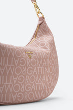 Carica l&#39;immagine nel visualizzatore di Gallery, Borsa a spalla GATTINONI ROMA modello 8531 rosa in PU effetto tessuto con logo all over e dettagli dorati particolare
