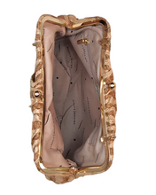 Carica l&#39;immagine nel visualizzatore di Gallery, Elegante borsa a tracolla da donna in rafia beige e biscotto con motivo ondulato e dettagli dorati. Chiusura a scatto. Perfetta per occasioni speciali e outfit chic. Foto dell&#39;interno.
