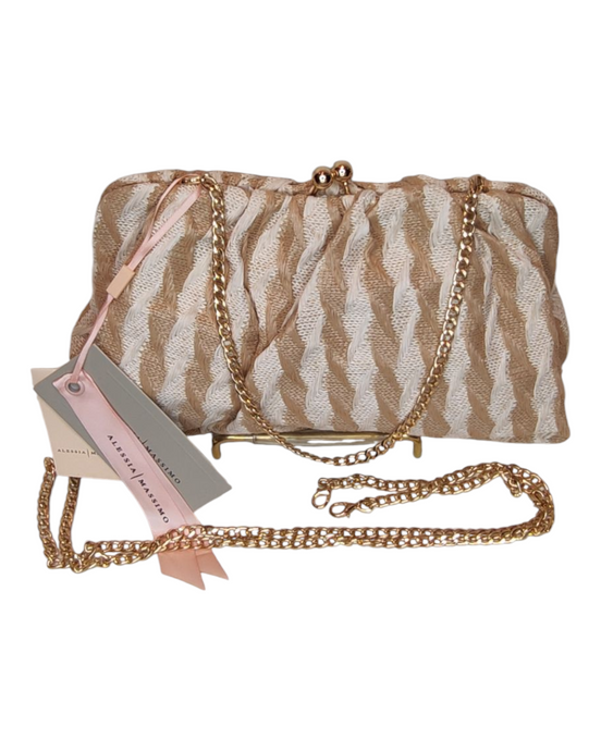 Elegante borsa a tracolla da donna in rafia beige e panna con motivo ondulato e dettagli dorati. Chiusura a scatto, catene in metallo dorato e tag del brand Alessia Massimo. Perfetta per occasioni speciali e outfit chic