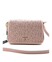 Carica l&#39;immagine nel visualizzatore di Gallery, Borsa a tracolla GATTINONI ROMA rosa modello 8529 in tessuto PU con logo all over e tracolla regolabile


