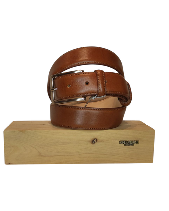 Cintura in cuoio Chiarugi Firenze da 35mm, realizzata in pelle conciata al vegetale, colore cuoio, con fibbia in metallo satinato. Cintura artigianale Made in Italy