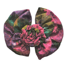 Carica l'immagine nel visualizzatore di Gallery, Fermaglio a forma di fiocco con fiori multicolore fucsia, viola, verde smeraldo a pois, foto frontale
