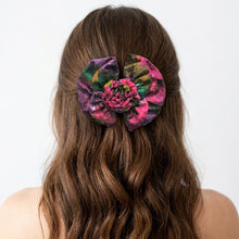 Carica l'immagine nel visualizzatore di Gallery, Modella con capelli castani che indossa un fermaglio a forma di fiocco con fiori multicolore fucsia, viola, verde smeraldo a pois. La foto della modella è di spalle.
