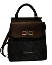 Carica l&#39;immagine nel visualizzatore di Gallery, Zaino in rafia e eco pelle Alessia Massimo, nero, dimensioni 30x24x12,5 cm, perfetto per look casual chic.

